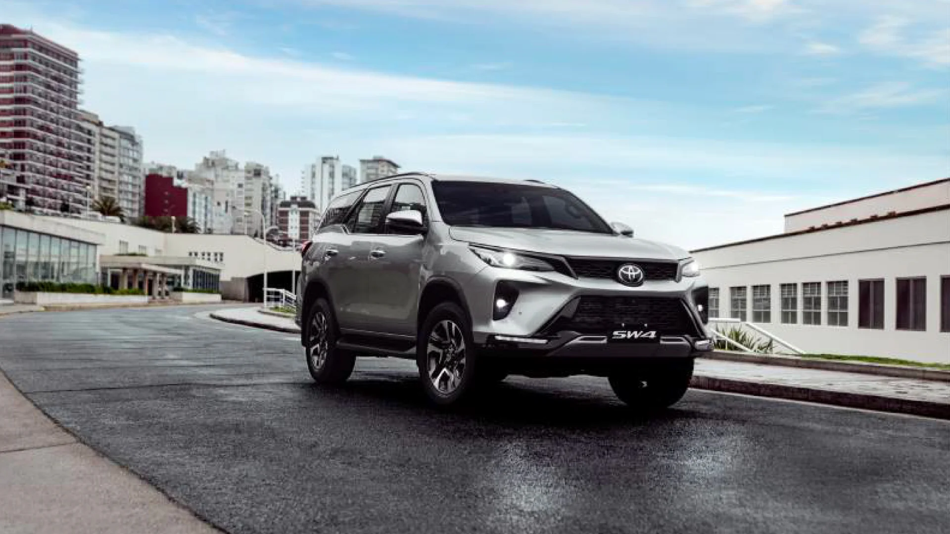 Banner Fortuner SW4 1